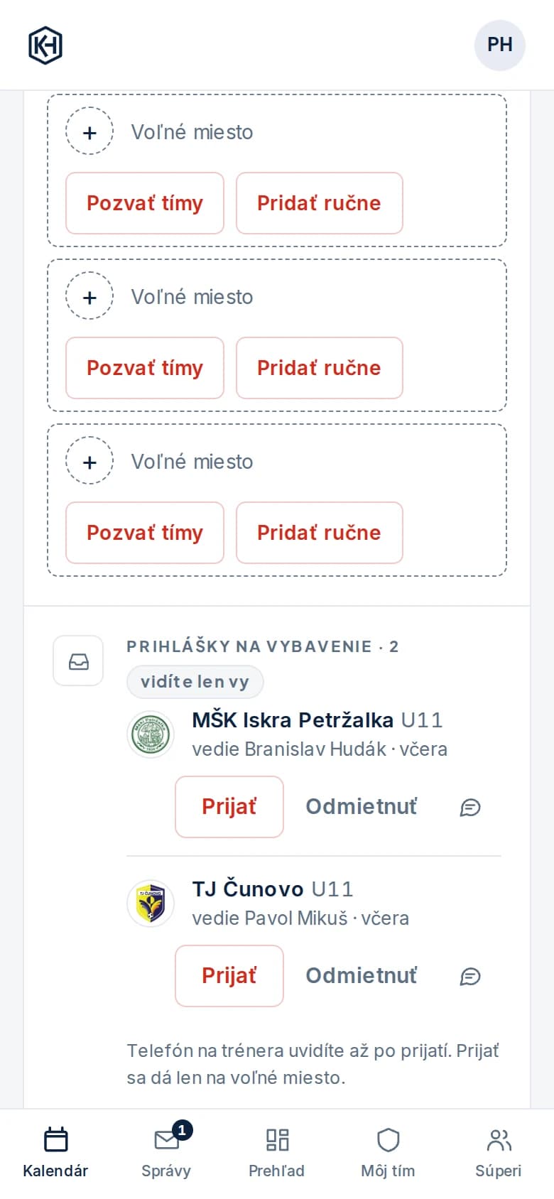 Turnaj očami organizátora: voľné miesta s tlačidlami Pozvať tím a Pridať ručne a dve prihlášky na vybavenie s tlačidlami Prijať a Odmietnuť